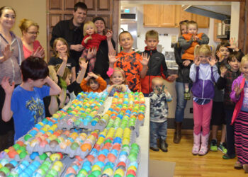 Area children eggs-tatic to color Easter eggs