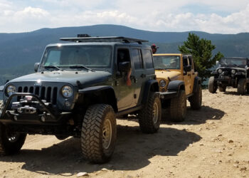 A fun Jeep trip with friends up to Rollins Pass