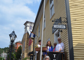 DAR presents 34-star American flag to Washington Hall